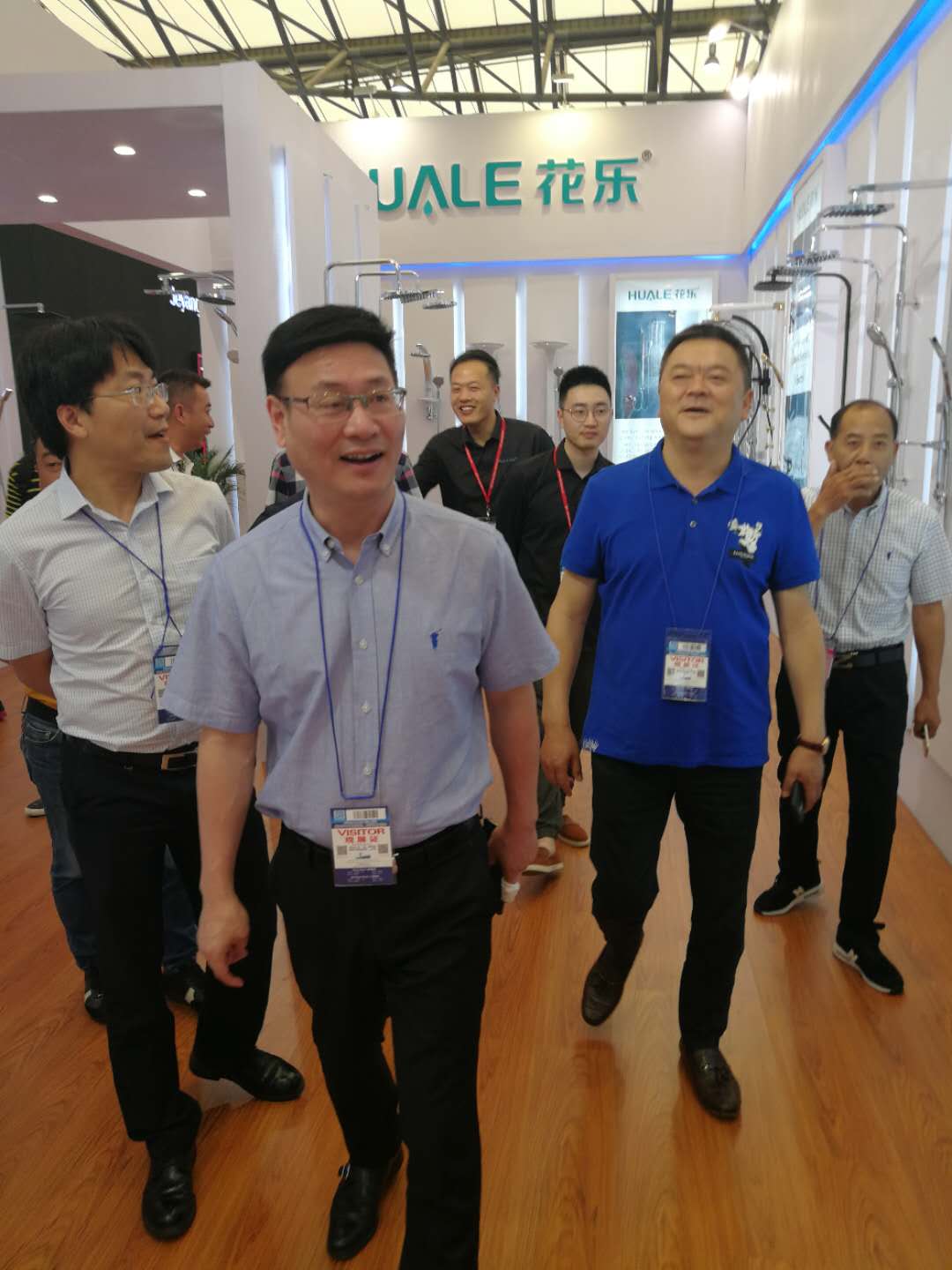 玉环副市长蔡木贵一行7人参观中国上海国际厨房卫浴博览会