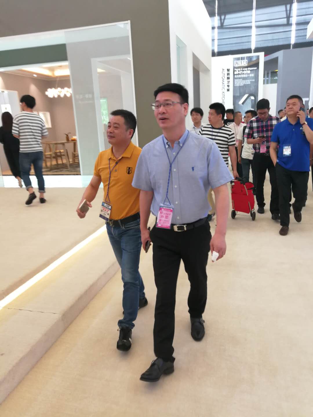 玉环副市长蔡木贵一行7人参观中国上海国际厨房卫浴博览会